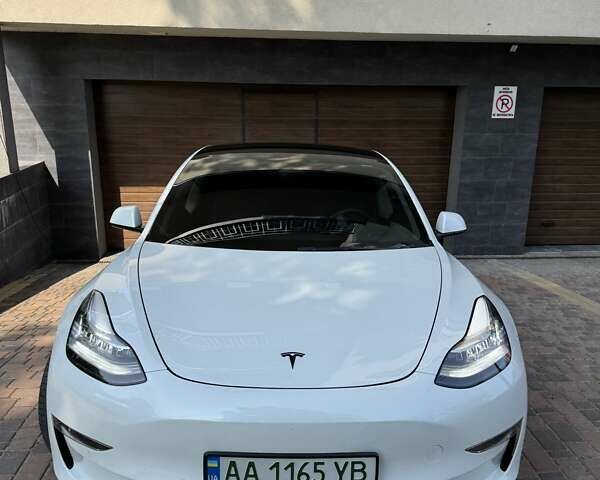 Білий Тесла Модель 3, об'ємом двигуна 0 л та пробігом 57 тис. км за 26900 $, фото 2 на Automoto.ua