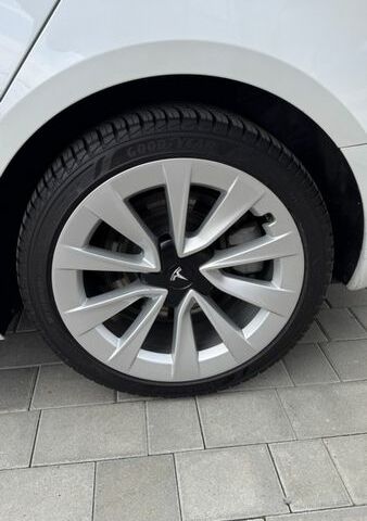 Белый Тесла Модель 3, объемом двигателя 0 л и пробегом 130 тыс. км за 18499 $, фото 32 на Automoto.ua