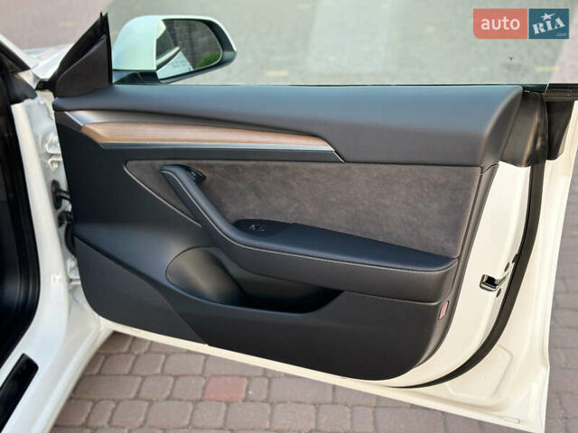 Белый Тесла Модель 3, объемом двигателя 0 л и пробегом 1 тыс. км за 37999 $, фото 42 на Automoto.ua