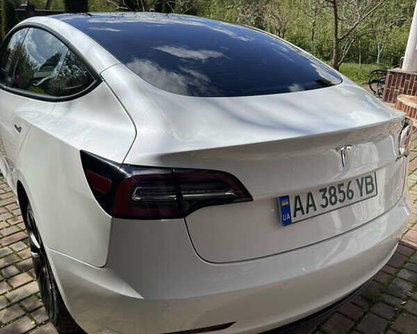 Білий Тесла Модель 3, об'ємом двигуна 0 л та пробігом 65 тис. км за 23700 $, фото 4 на Automoto.ua
