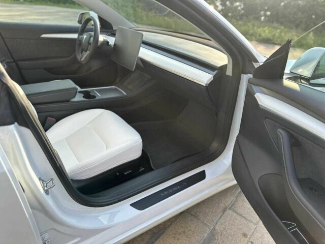 Белый Тесла Модель 3, объемом двигателя 0 л и пробегом 88 тыс. км за 14267 $, фото 7 на Automoto.ua