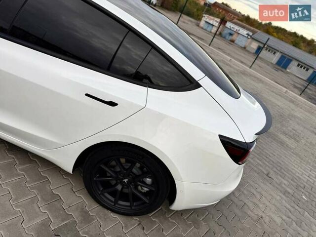 Белый Тесла Модель 3, объемом двигателя 0 л и пробегом 70 тыс. км за 22999 $, фото 13 на Automoto.ua