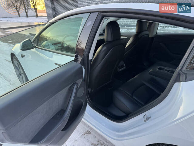 Білий Тесла Модель 3, об'ємом двигуна 0 л та пробігом 129 тис. км за 21999 $, фото 19 на Automoto.ua