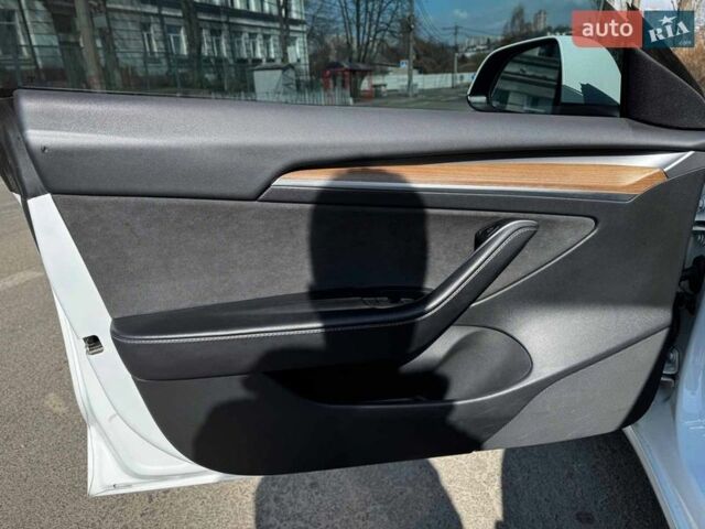 Белый Тесла Модель 3, объемом двигателя 0 л и пробегом 55 тыс. км за 22840 $, фото 14 на Automoto.ua
