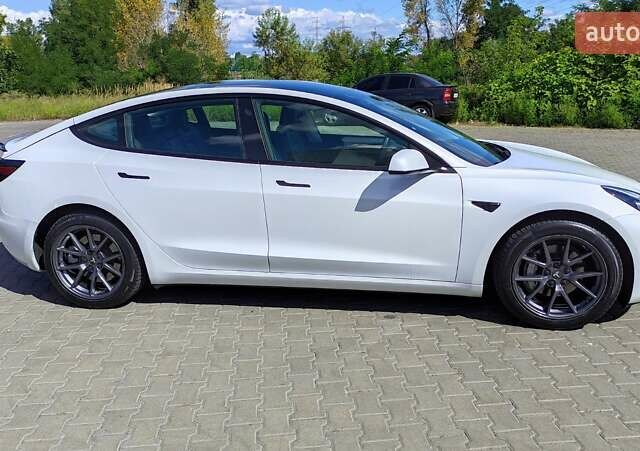 Білий Тесла Модель 3, об'ємом двигуна 0 л та пробігом 58 тис. км за 25700 $, фото 2 на Automoto.ua