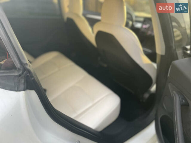 Белый Тесла Модель 3, объемом двигателя 0 л и пробегом 77 тыс. км за 19000 $, фото 13 на Automoto.ua