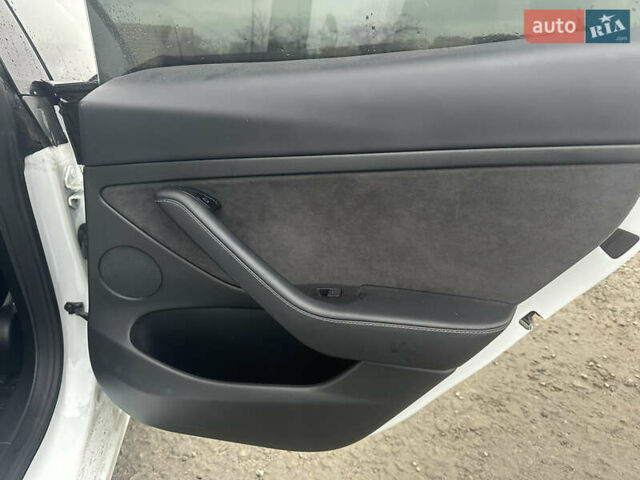 Белый Тесла Модель 3, объемом двигателя 0 л и пробегом 59 тыс. км за 22000 $, фото 17 на Automoto.ua