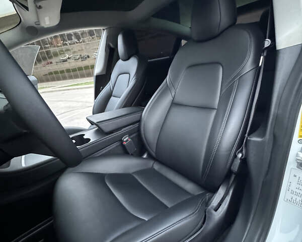 Белый Тесла Модель 3, объемом двигателя 0 л и пробегом 85 тыс. км за 21999 $, фото 21 на Automoto.ua