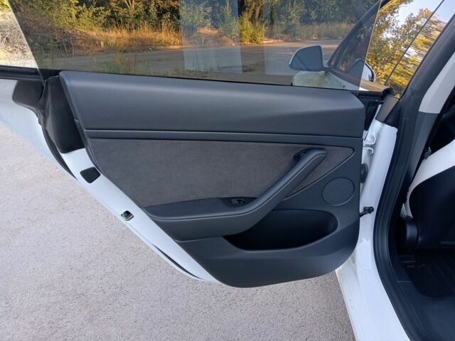 Білий Тесла Модель 3, об'ємом двигуна 0 л та пробігом 100 тис. км за 24500 $, фото 11 на Automoto.ua