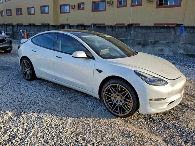 Белый Тесла Модель 3, объемом двигателя 0 л и пробегом 70 тыс. км за 5500 $, фото 3 на Automoto.ua