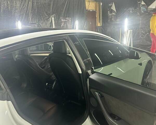 Белый Тесла Модель 3, объемом двигателя 0 л и пробегом 125 тыс. км за 22000 $, фото 15 на Automoto.ua