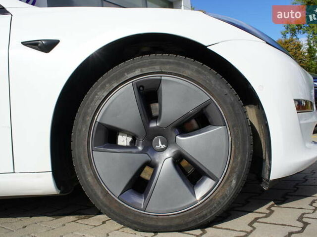 Белый Тесла Модель 3, объемом двигателя 0 л и пробегом 33 тыс. км за 23999 $, фото 3 на Automoto.ua