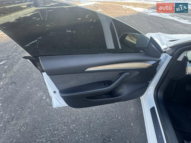 Білий Тесла Модель 3, об'ємом двигуна 0 л та пробігом 47 тис. км за 24500 $, фото 17 на Automoto.ua