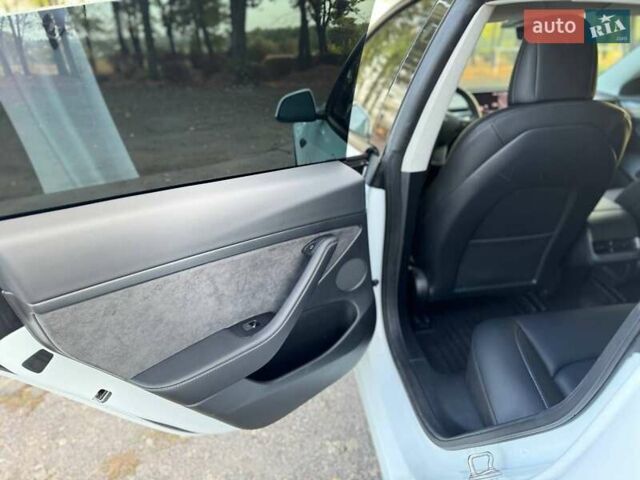 Білий Тесла Модель 3, об'ємом двигуна 0 л та пробігом 52 тис. км за 22000 $, фото 11 на Automoto.ua