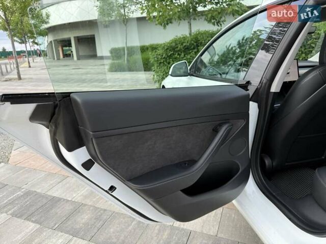 Белый Тесла Модель 3, объемом двигателя 0 л и пробегом 65 тыс. км за 29999 $, фото 24 на Automoto.ua