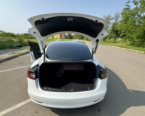 Белый Тесла Модель 3, объемом двигателя 0 л и пробегом 65 тыс. км за 22000 $, фото 11 на Automoto.ua