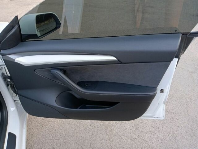 Белый Тесла Модель 3, объемом двигателя 0 л и пробегом 100 тыс. км за 24000 $, фото 12 на Automoto.ua