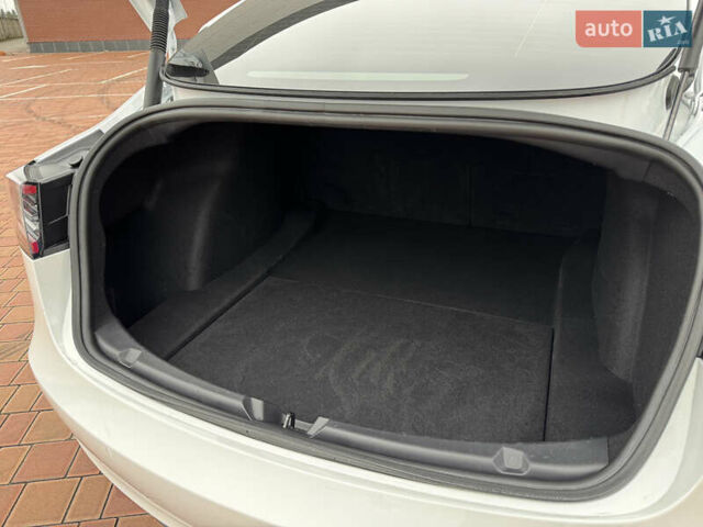 Белый Тесла Модель 3, объемом двигателя 0 л и пробегом 31 тыс. км за 20900 $, фото 23 на Automoto.ua