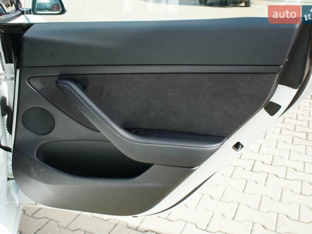 Білий Тесла Модель 3, об'ємом двигуна 0 л та пробігом 33 тис. км за 20700 $, фото 28 на Automoto.ua