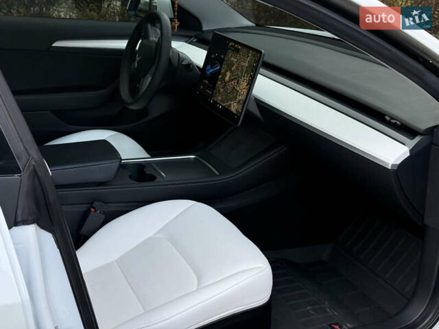 Белый Тесла Модель 3, объемом двигателя 0 л и пробегом 33 тыс. км за 24999 $, фото 31 на Automoto.ua