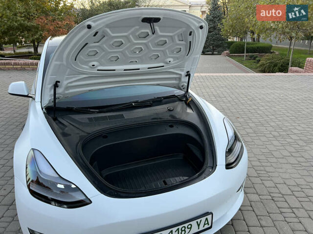 Белый Тесла Модель 3, объемом двигателя 0 л и пробегом 30 тыс. км за 28000 $, фото 12 на Automoto.ua