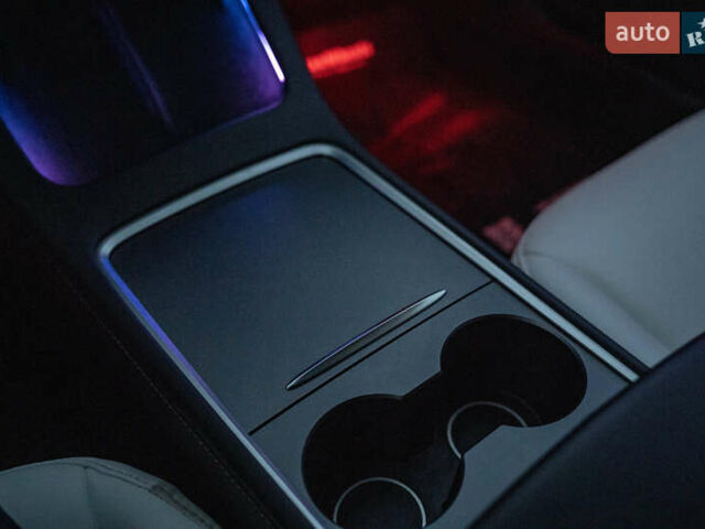 Белый Тесла Модель 3, объемом двигателя 0 л и пробегом 53 тыс. км за 27500 $, фото 26 на Automoto.ua