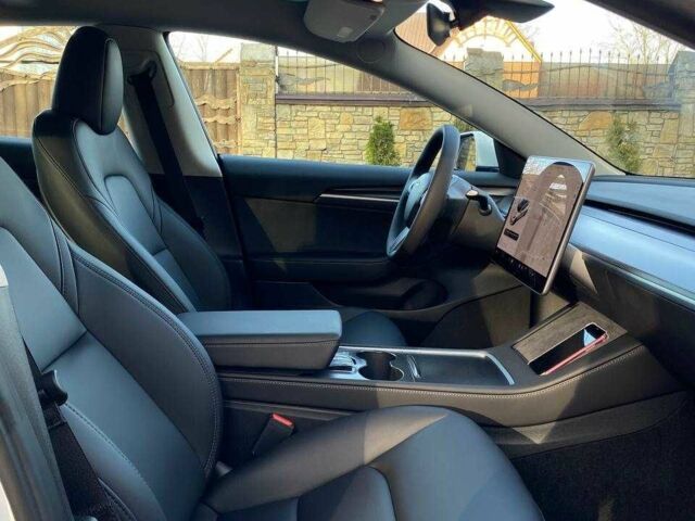 Белый Тесла Модель 3, объемом двигателя 0 л и пробегом 47 тыс. км за 18400 $, фото 5 на Automoto.ua