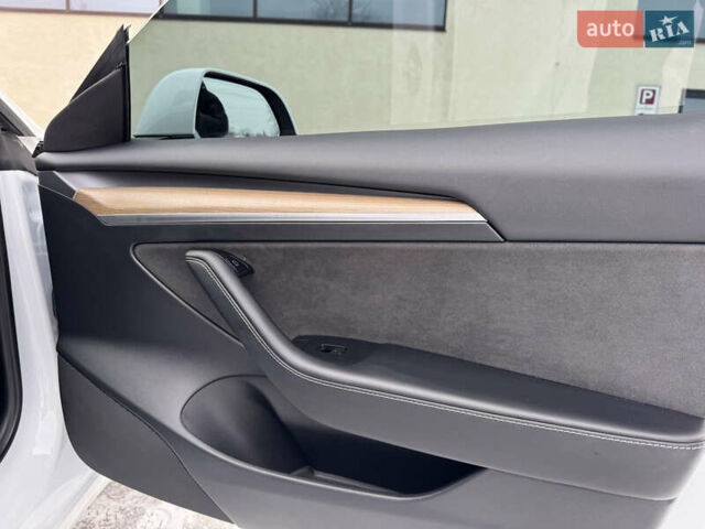 Белый Тесла Модель 3, объемом двигателя 0 л и пробегом 30 тыс. км за 23500 $, фото 32 на Automoto.ua