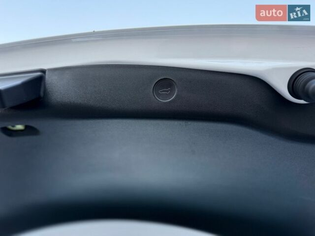 Белый Тесла Модель 3, объемом двигателя 0 л и пробегом 34 тыс. км за 18900 $, фото 55 на Automoto.ua