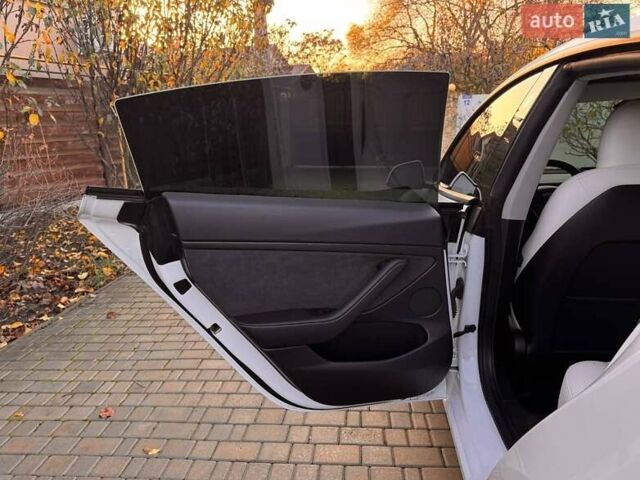 Белый Тесла Модель 3, объемом двигателя 0 л и пробегом 48 тыс. км за 23000 $, фото 18 на Automoto.ua