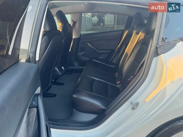 Белый Тесла Модель 3, объемом двигателя 0 л и пробегом 80 тыс. км за 18499 $, фото 17 на Automoto.ua