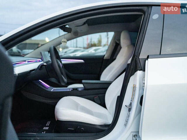 Белый Тесла Модель 3, объемом двигателя 0 л и пробегом 53 тыс. км за 27500 $, фото 18 на Automoto.ua