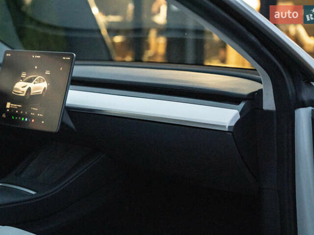 Белый Тесла Модель 3, объемом двигателя 0 л и пробегом 53 тыс. км за 27500 $, фото 27 на Automoto.ua