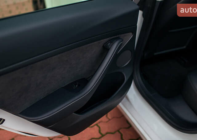 Белый Тесла Модель 3, объемом двигателя 0 л и пробегом 5 тыс. км за 27500 $, фото 25 на Automoto.ua