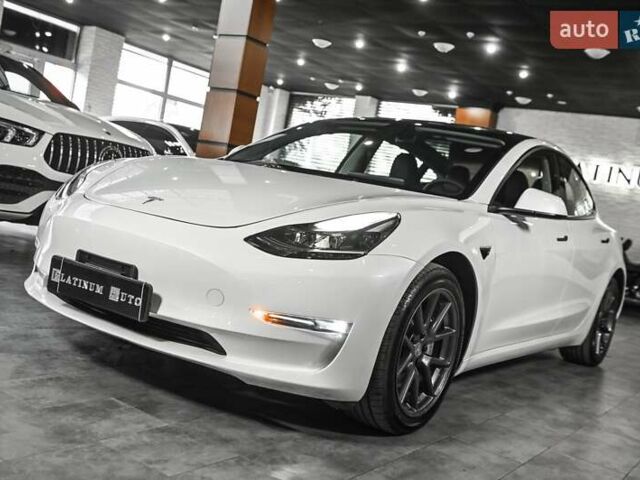 Белый Тесла Модель 3, объемом двигателя 0 л и пробегом 2 тыс. км за 26900 $, фото 3 на Automoto.ua