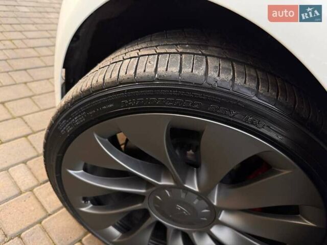 Белый Тесла Модель 3, объемом двигателя 0 л и пробегом 48 тыс. км за 23000 $, фото 12 на Automoto.ua