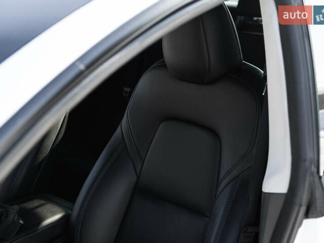 Білий Тесла Модель 3, об'ємом двигуна 0 л та пробігом 57 тис. км за 21300 $, фото 20 на Automoto.ua