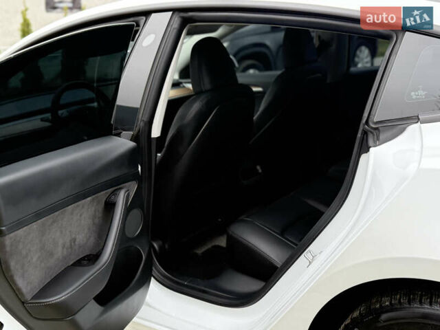 Білий Тесла Модель 3, об'ємом двигуна 0 л та пробігом 70 тис. км за 19999 $, фото 39 на Automoto.ua