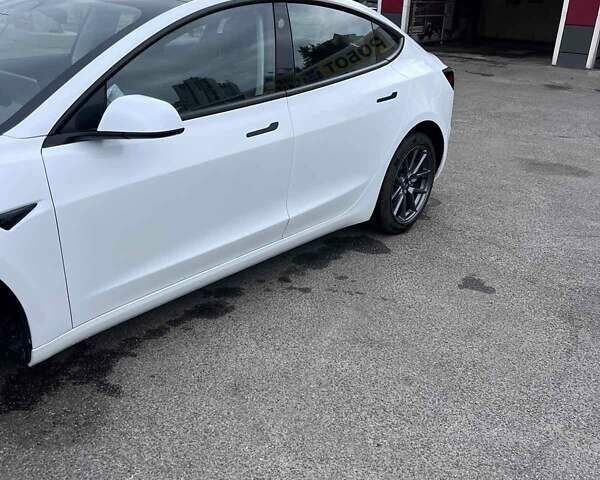 Білий Тесла Модель 3, об'ємом двигуна 0 л та пробігом 52 тис. км за 22500 $, фото 4 на Automoto.ua