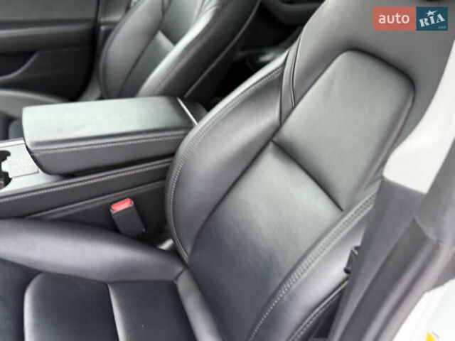 Белый Тесла Модель 3, объемом двигателя 0 л и пробегом 30 тыс. км за 19900 $, фото 38 на Automoto.ua