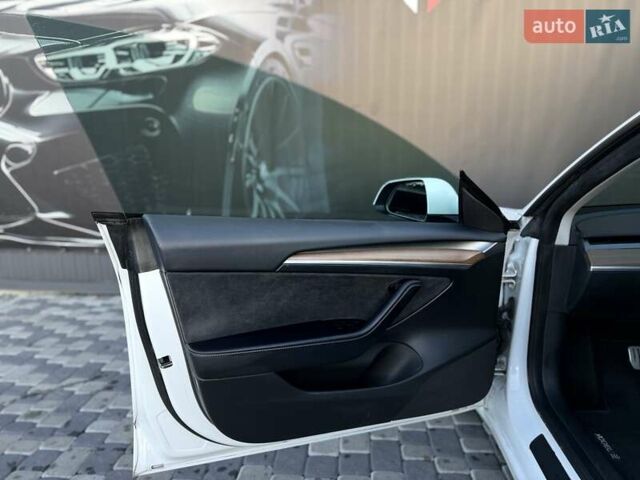 Білий Тесла Модель 3, об'ємом двигуна 0 л та пробігом 67 тис. км за 19999 $, фото 29 на Automoto.ua