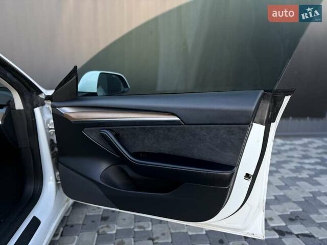 Білий Тесла Модель 3, об'ємом двигуна 0 л та пробігом 67 тис. км за 19999 $, фото 48 на Automoto.ua
