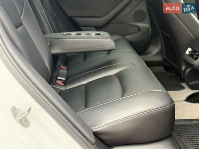 Білий Тесла Модель 3, об'ємом двигуна 0 л та пробігом 70 тис. км за 19999 $, фото 43 на Automoto.ua