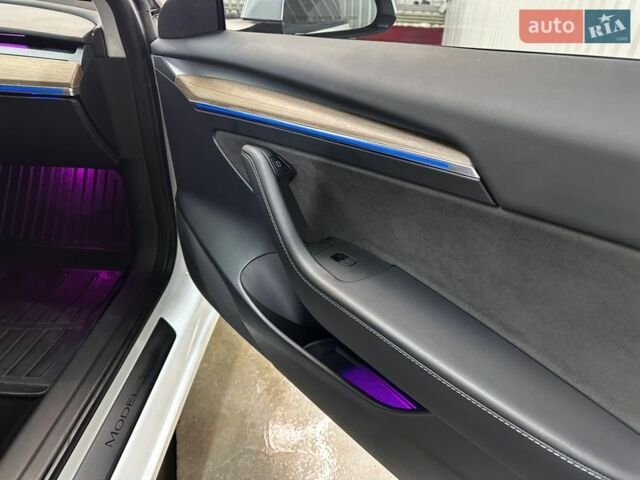 Белый Тесла Модель 3, объемом двигателя 0 л и пробегом 15 тыс. км за 25000 $, фото 9 на Automoto.ua