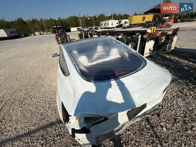Белый Тесла Модель 3, объемом двигателя 0 л и пробегом 27 тыс. км за 15900 $, фото 6 на Automoto.ua