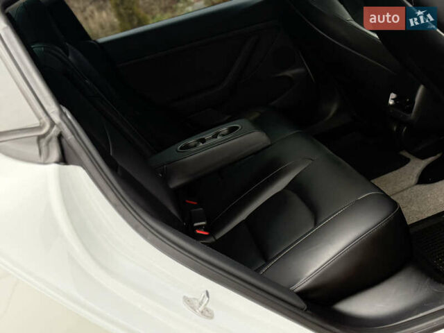 Білий Тесла Модель 3, об'ємом двигуна 0 л та пробігом 70 тис. км за 19999 $, фото 42 на Automoto.ua