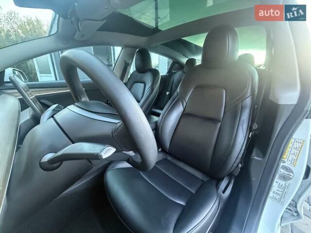 Білий Тесла Модель 3, об'ємом двигуна 0 л та пробігом 67 тис. км за 19999 $, фото 35 на Automoto.ua