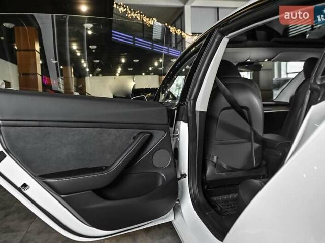 Білий Тесла Модель 3, об'ємом двигуна 0 л та пробігом 2 тис. км за 26900 $, фото 44 на Automoto.ua