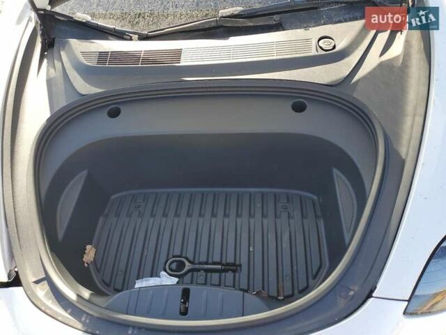 Белый Тесла Модель 3, объемом двигателя 0 л и пробегом 22 тыс. км за 8500 $, фото 10 на Automoto.ua