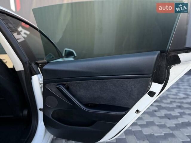 Білий Тесла Модель 3, об'ємом двигуна 0 л та пробігом 67 тис. км за 19999 $, фото 57 на Automoto.ua